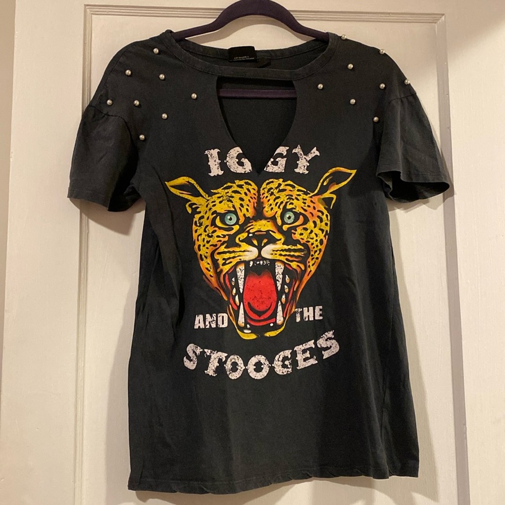 Cutout v neck t-shirt